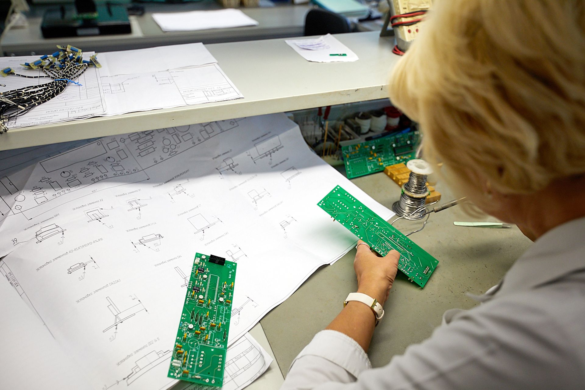 Около 10 тысяч женщин работают на производствах «Швабе» в 8 регионах России фото: Около 10 тысяч женщин работают на производствах «Швабе» в 8 регионах России