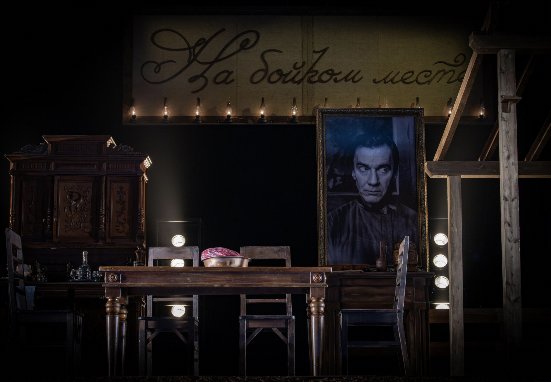 На сцене Московского академического театра сатиры состоялась премьера спектакля «На бойком месте» фото: На сцене Московского академического театра сатиры состоялась премьера спектакля «На бойком месте»