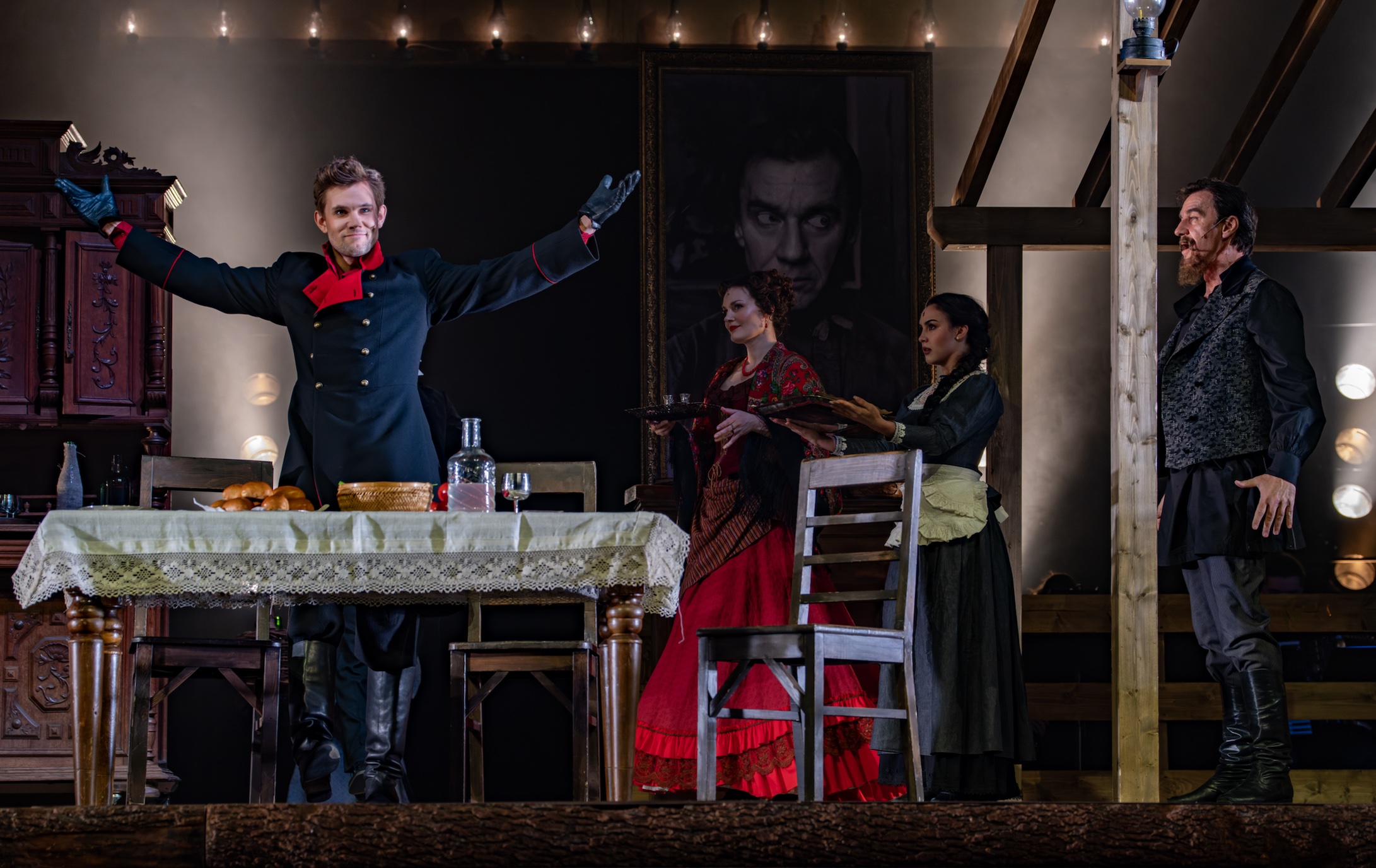 На сцене Московского академического театра сатиры состоялась премьера спектакля «На бойком месте» фото: На сцене Московского академического театра сатиры состоялась премьера спектакля «На бойком месте»