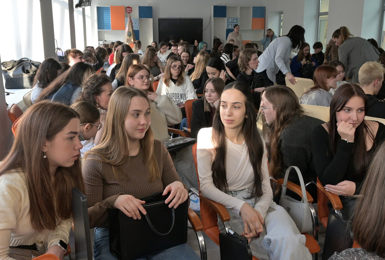 фото: Зумеры придут на заводы!