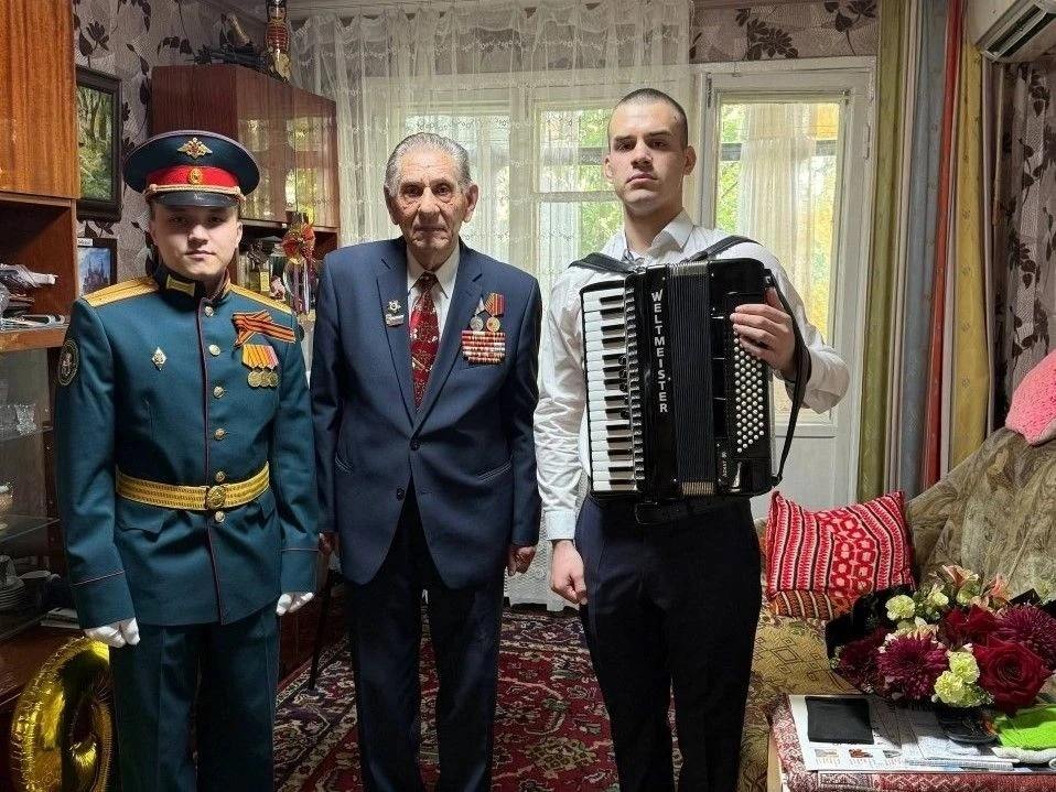 Офицеры военных следственных органов Южного военного округа поздравили ветеранов Великой Отечественной войны с Днем Победы фото: Офицеры военных следственных органов Южного военного округа поздравили ветеранов Великой Отечественной войны с Днем Победы