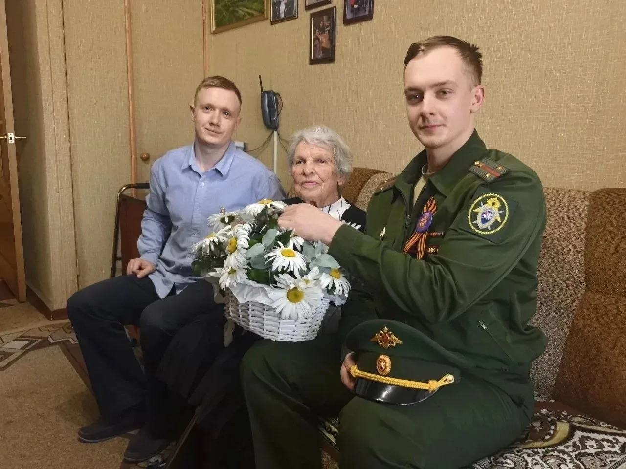 Офицеры военных следственных органов Южного военного округа поздравили ветеранов Великой Отечественной войны с Днем Победы фото: Офицеры военных следственных органов Южного военного округа поздравили ветеранов Великой Отечественной войны с Днем Победы