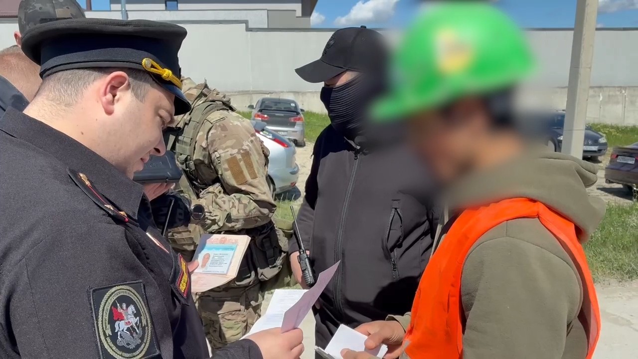 В Новороссийске военными следователями проведен рейд по выявлению бывших иностранцев, уклоняющихся от воинского учета фото: В Новороссийске военными следователями проведен рейд по выявлению бывших иностранцев, уклоняющихся от воинского учета