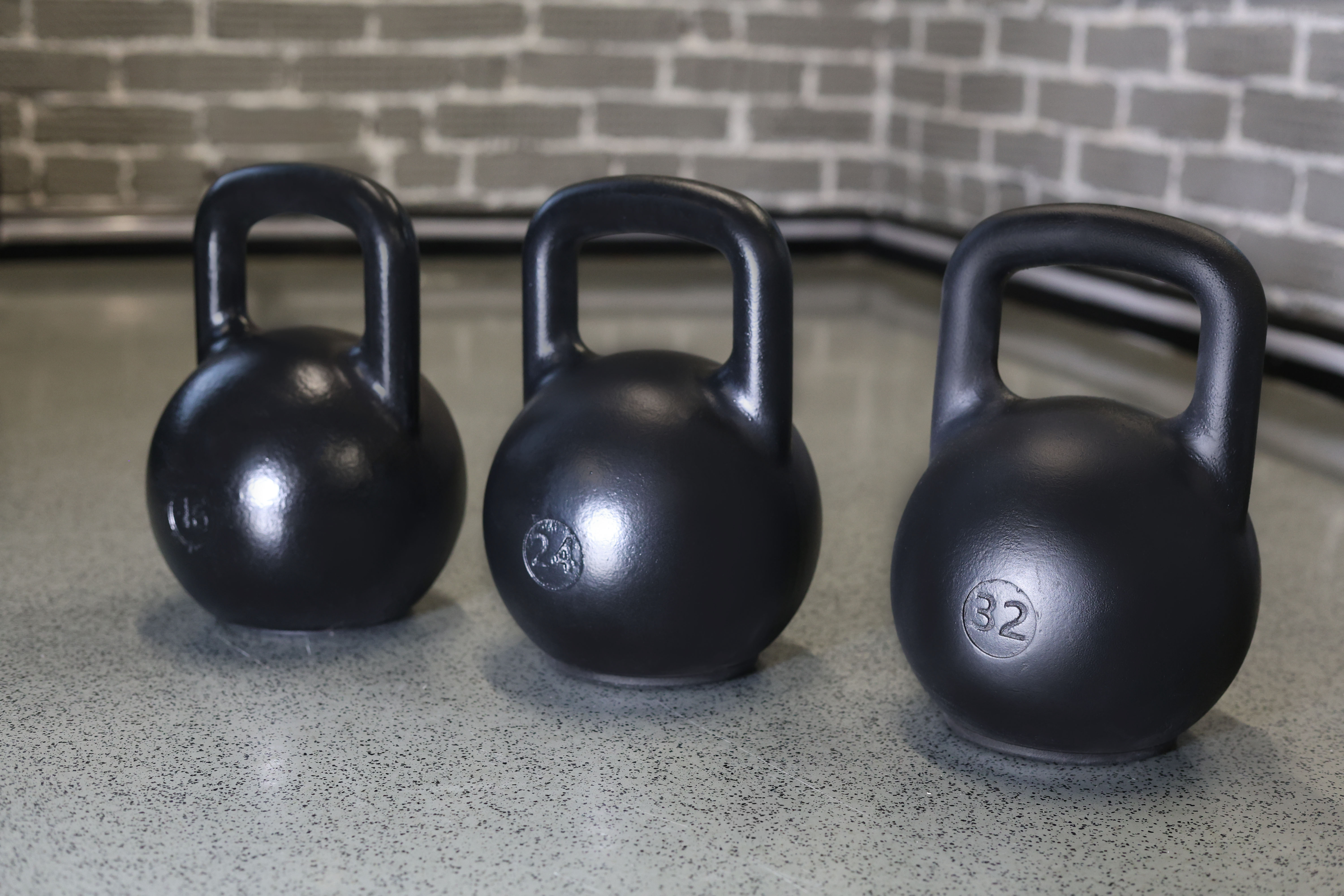 Гиря 16 кг из чугуна: комплексный инструмент для развития физического потенциала. Детальное исследование фото: Гиря 16 кг из чугуна: комплексный инструмент для развития физического потенциала. Детальное исследование