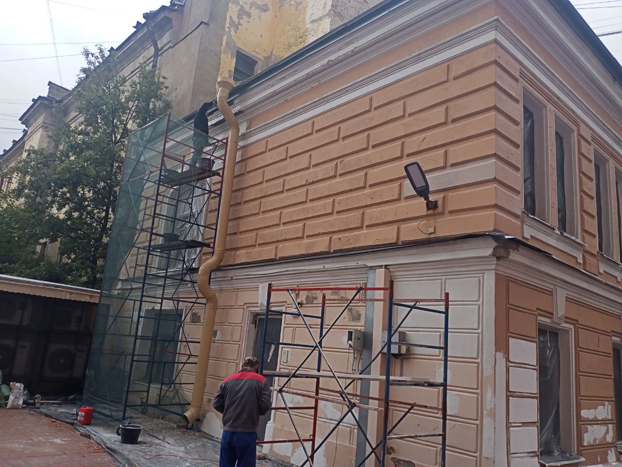 Промышленный альпинизм помогает сократить затраты при ремонте фасадов зданий фото: Промышленный альпинизм помогает сократить затраты при ремонте фасадов зданий