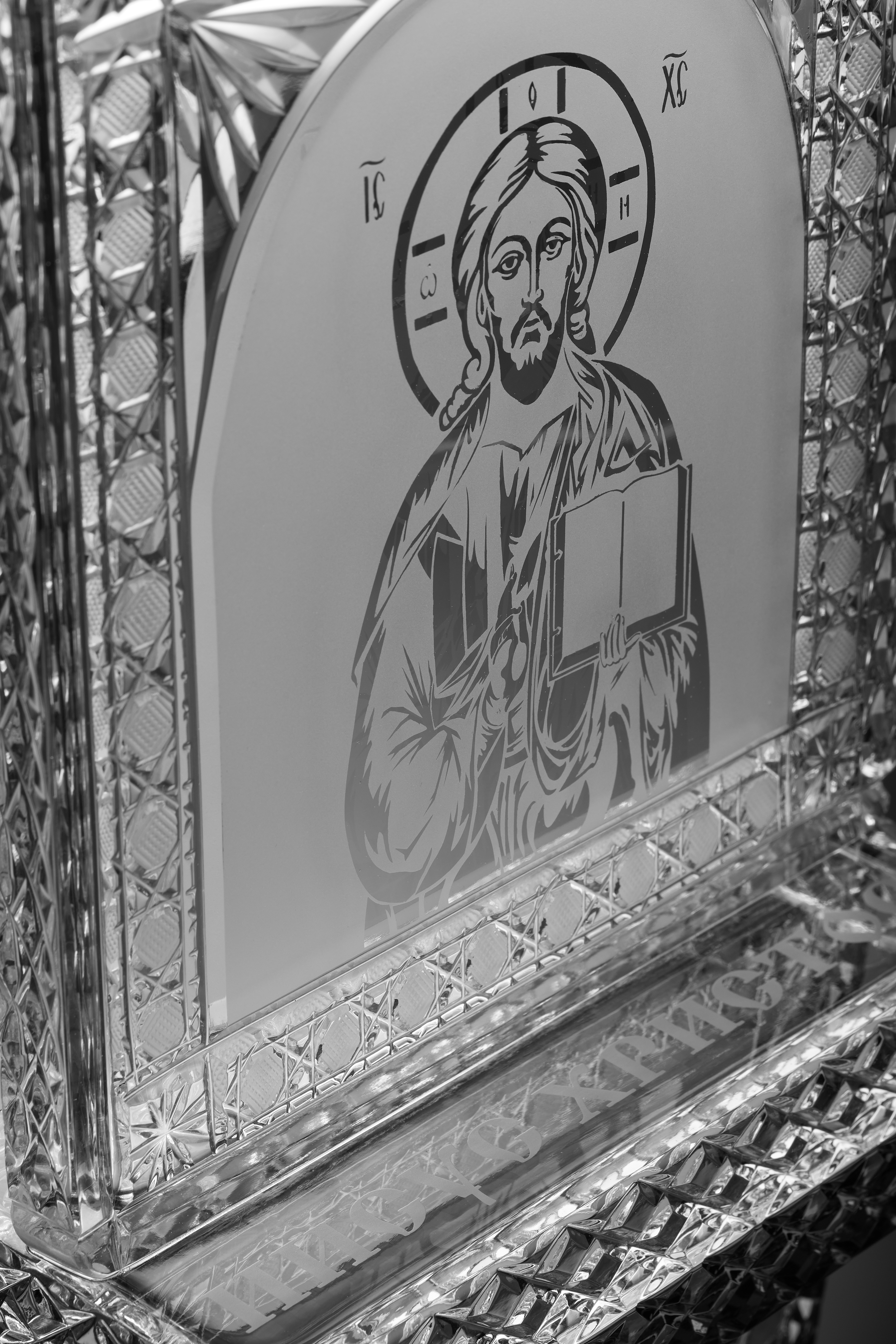 В России растет спрос на иконы из хрусталя. фото: В России растет спрос на иконы из хрусталя.