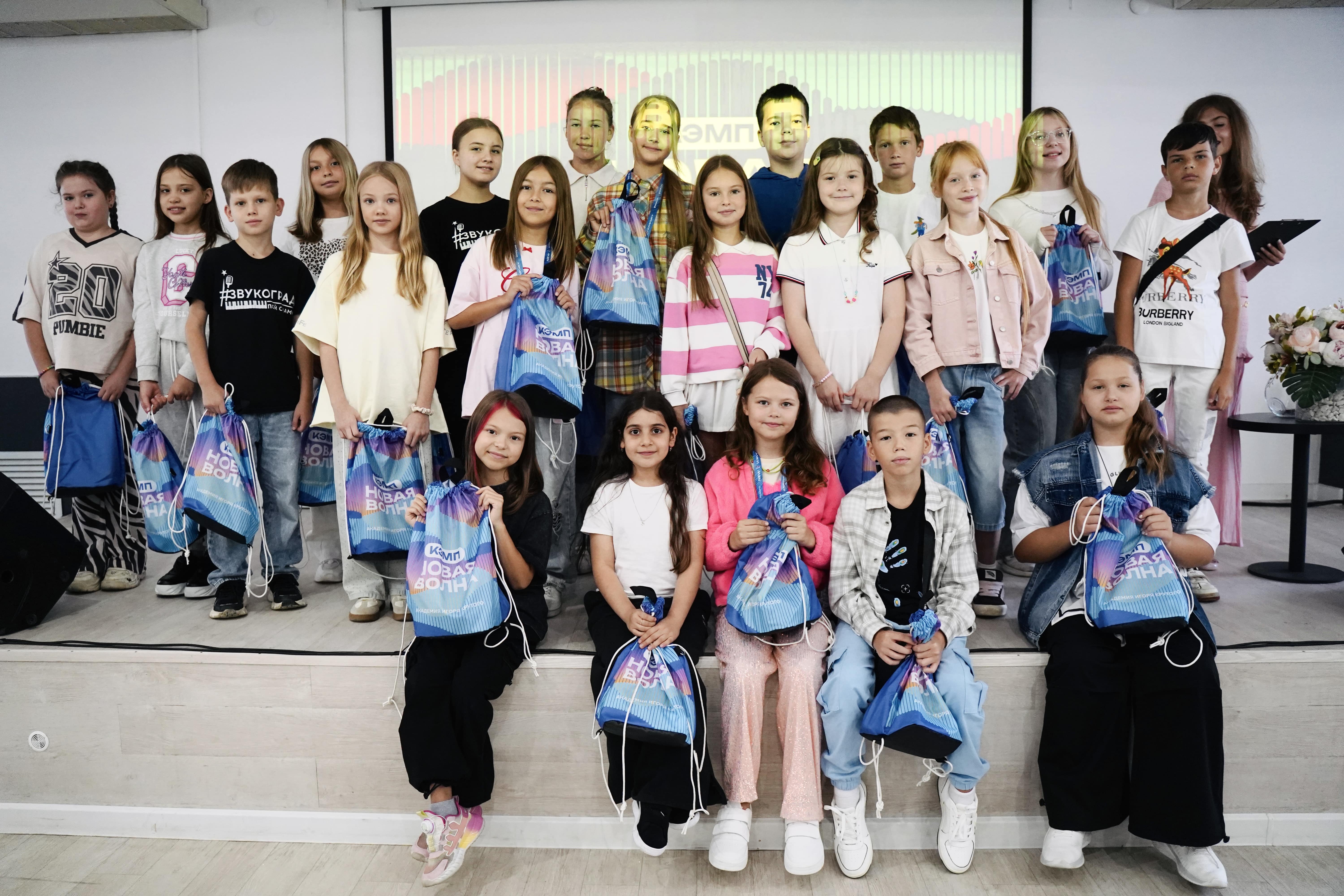 Полина Гагарина, Алсу, Алексей Чумаков и другие звезды поделились опытом с участниками летнего кэмпа «Новая волна» Академии Игоря Крутого фото: Полина Гагарина, Алсу, Алексей Чумаков и другие звезды поделились опытом с участниками летнего кэмпа «Новая волна» Академии Игоря Крутого