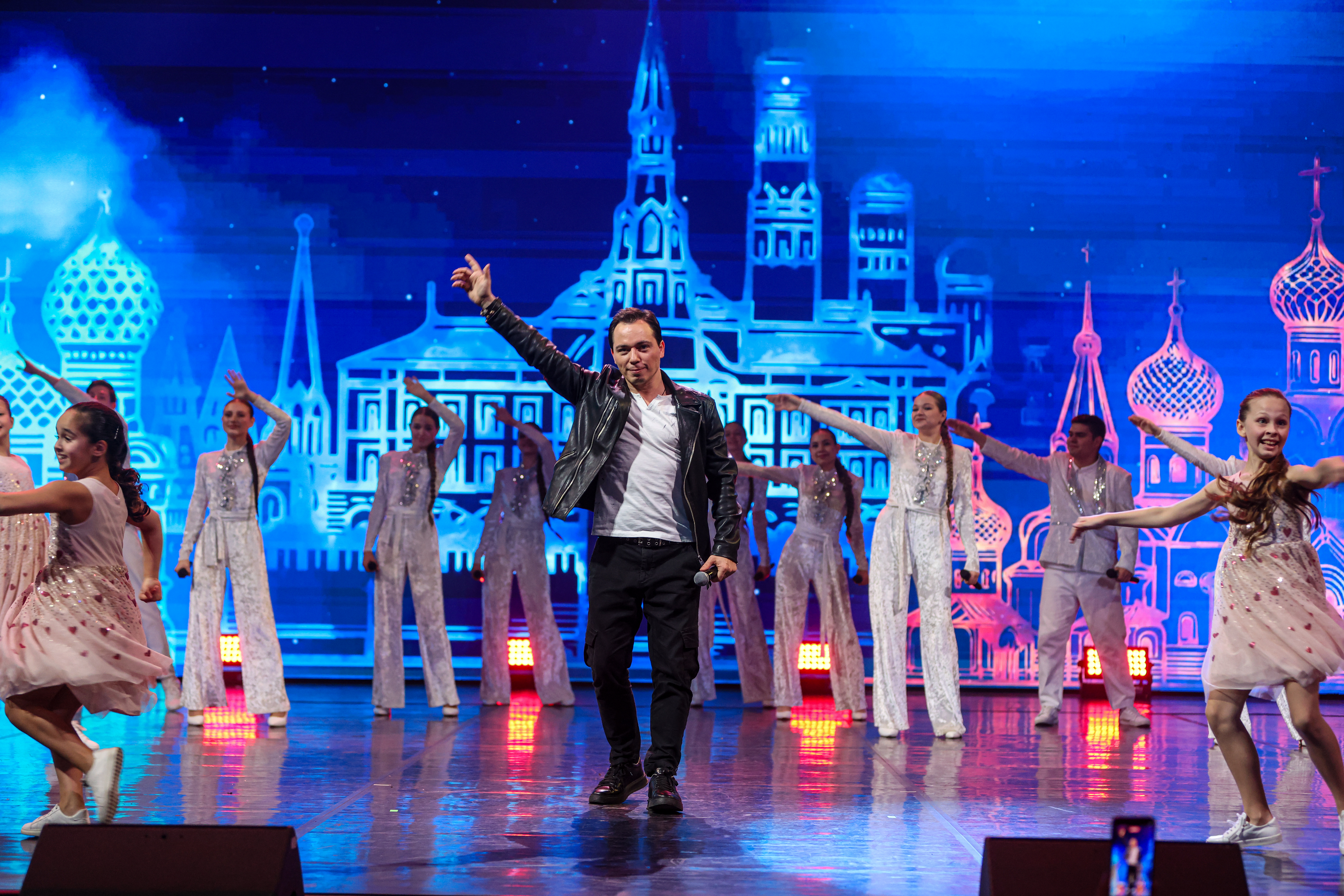 Родион Газманов, Диана Гурцкая, Аскар Абдразаков и другие российские артисты на концерте детского эстрадного хора «Гордость» фото: Родион Газманов, Диана Гурцкая, Аскар Абдразаков и другие российские артисты на концерте детского эстрадного хора «Гордость»