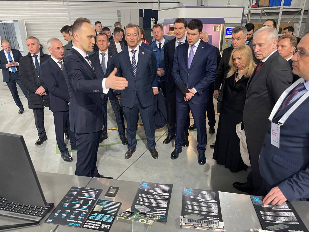 Генеральный директор «ХайТэк» Андрей Панков рассказал федеральной делегации в Томске о достижениях компании в области микроэлектроники фото: Генеральный директор «ХайТэк» Андрей Панков рассказал федеральной делегации в Томске о достижениях компании в области микроэлектроники