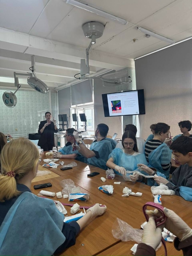 СНК кафедры медицины катастроф Пироговского Университета провел мероприятие для школьников по первой помощи при различных травмах  фото: СНК кафедры медицины катастроф Пироговского Университета провел мероприятие для школьников по первой помощи при различных травмах