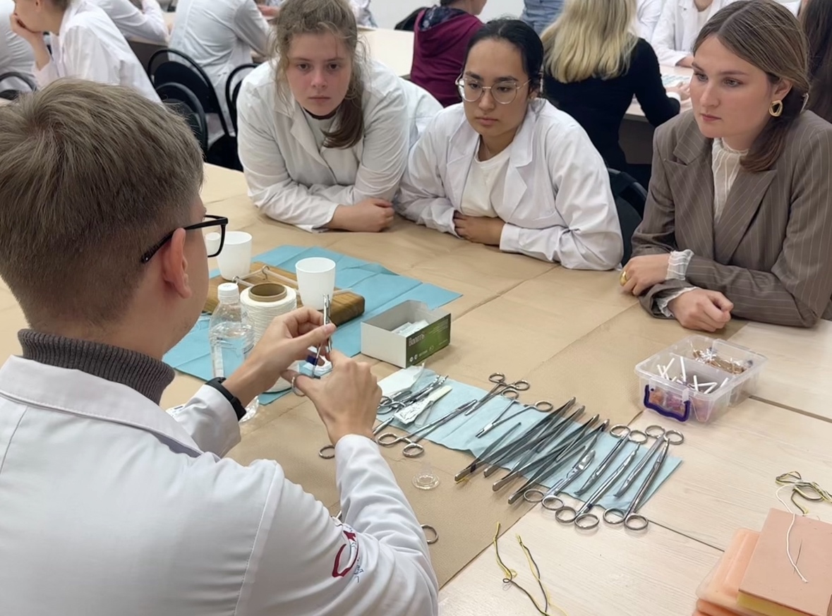 СНК кафедры факультетской хирургии №1 Института хирургии Пироговского Университета на Неделе адаптации фото: СНК кафедры факультетской хирургии №1 Института хирургии Пироговского Университета на Неделе адаптации