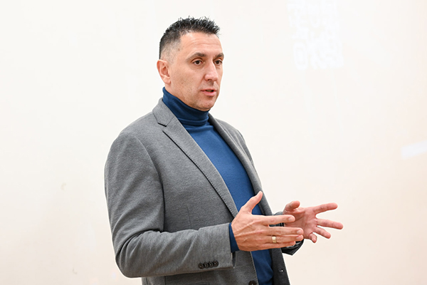 Легенда утреннего эфира Денис Стойков: как спортсмен стал главным ведущим страны фото: Легенда утреннего эфира Денис Стойков: как спортсмен стал главным ведущим страны