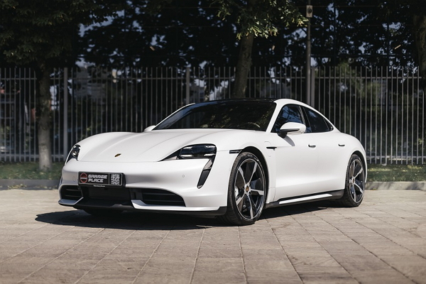 фото: Путешествуя по Сочи на арендованном премиальном автомобиле Porsche Taycan Turbo