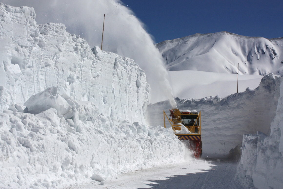 фото: Уборка территории от снега трактором в СПб