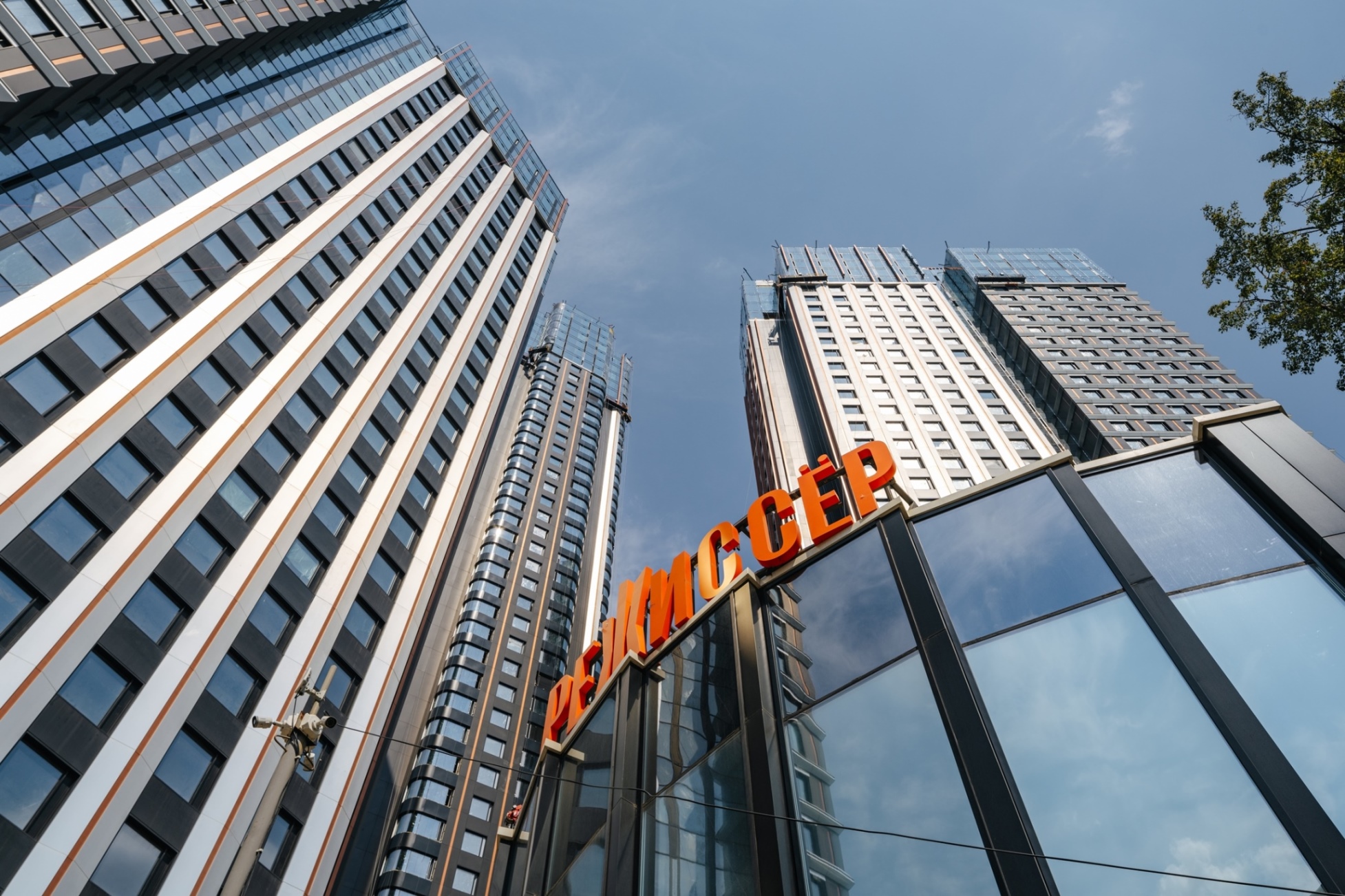 Новостройки рядом с самыми высокими памятниками Москвы