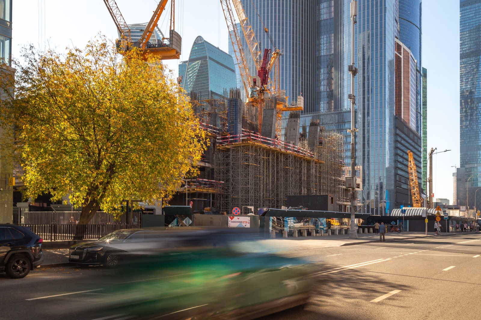 В жилом небоскребе «Дом Дау» завершено возведение стилобата