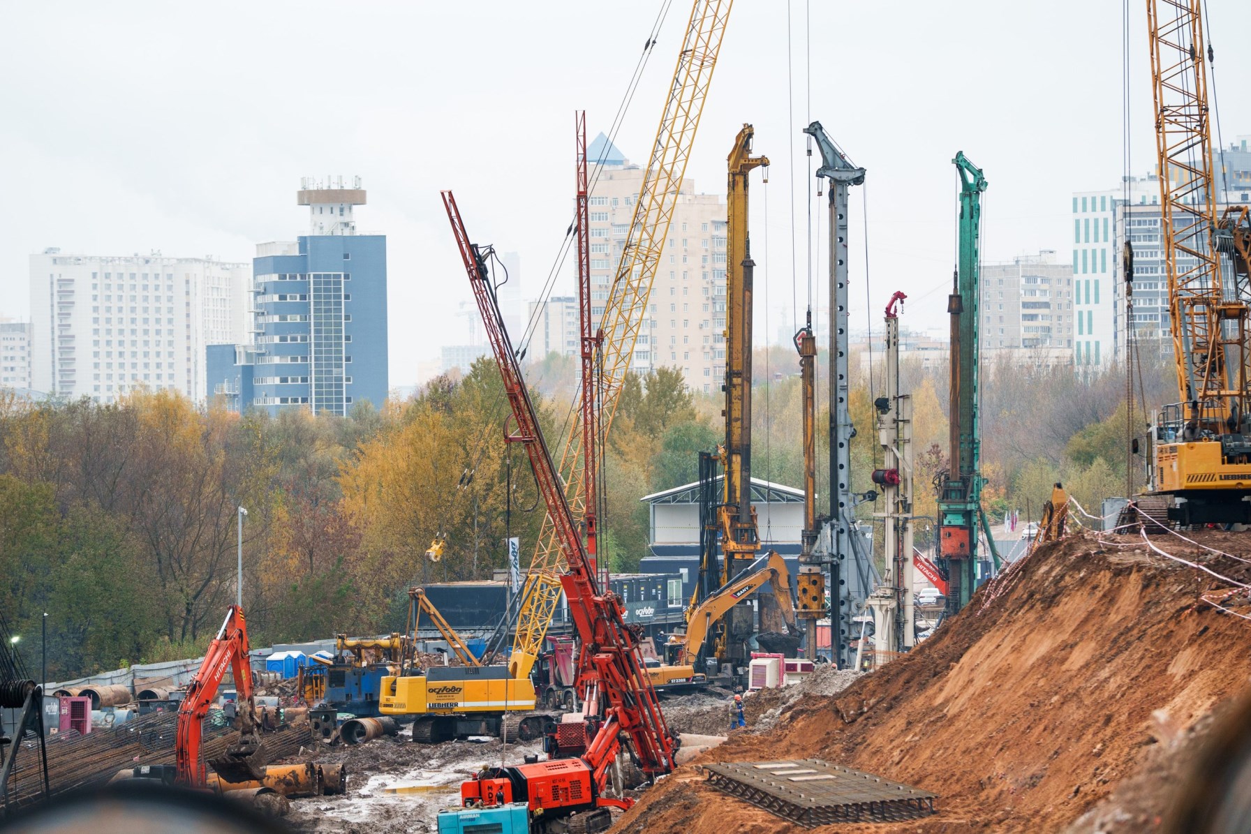 Предложение в новостройках Москвы на котловане за год снизилось почти вдвое