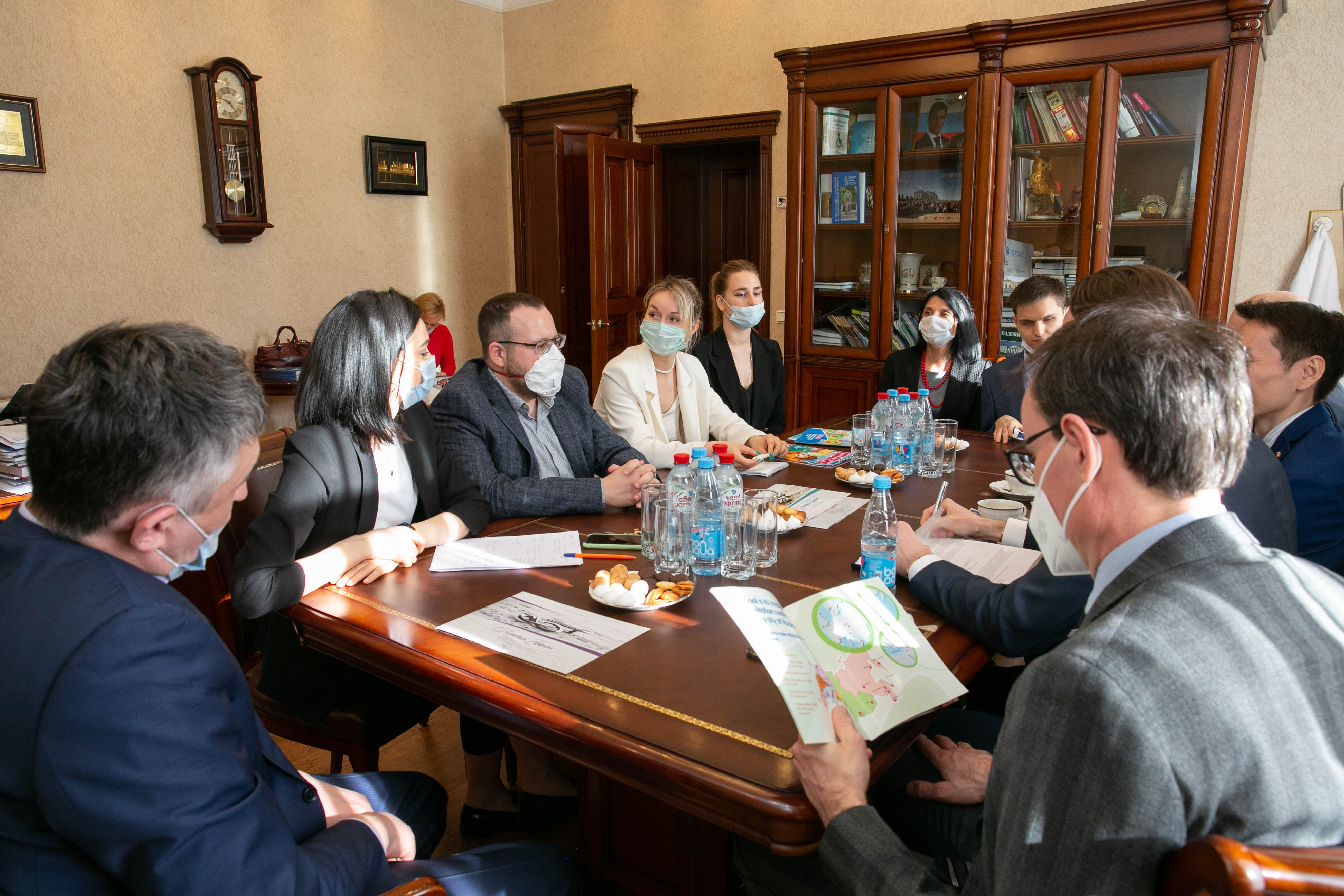 фото: В Петербурге обсудили вопросы помощи людям с нарушениями слуха