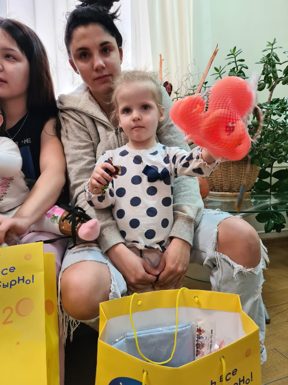 фото: Подарки от брендов «Курносики» и «Мир детства» переданы «маленьким мамам»