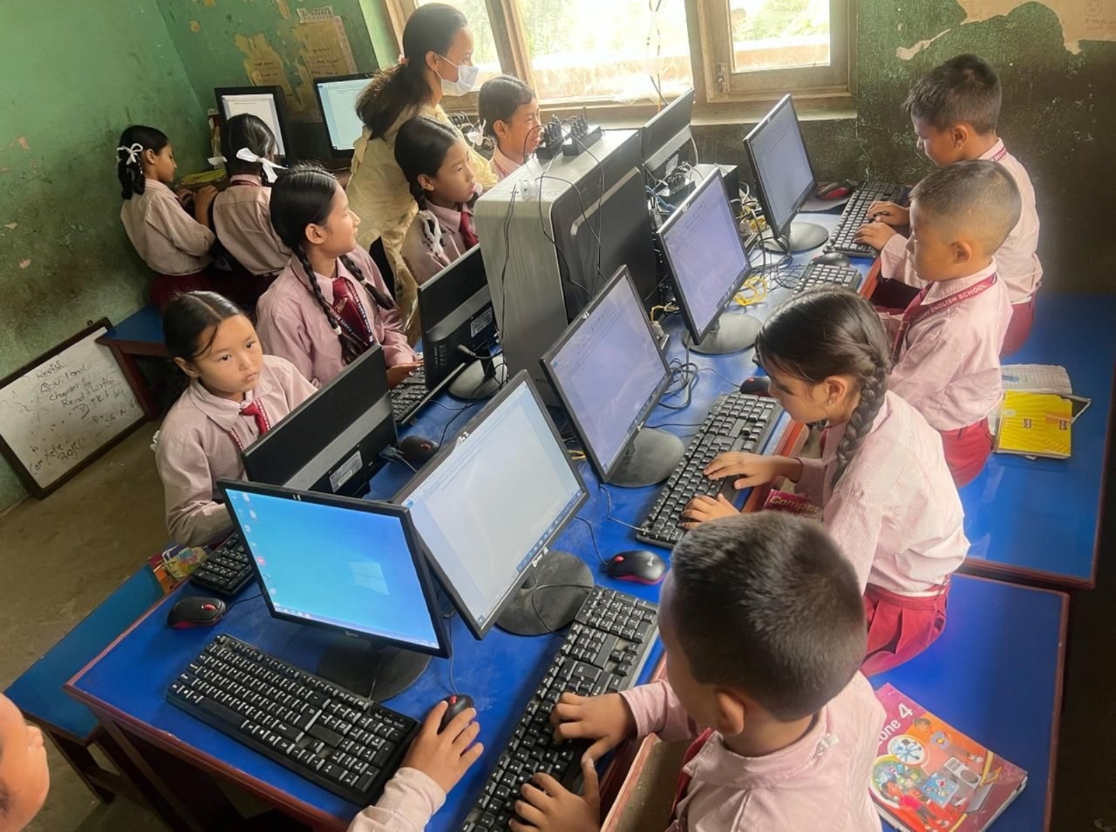 фото: ПО АСТЕР уменьшило бюджет на закупку компьютеров на 65%: позволило школе в Непале экономить до 60% на стоимости электроэнергии