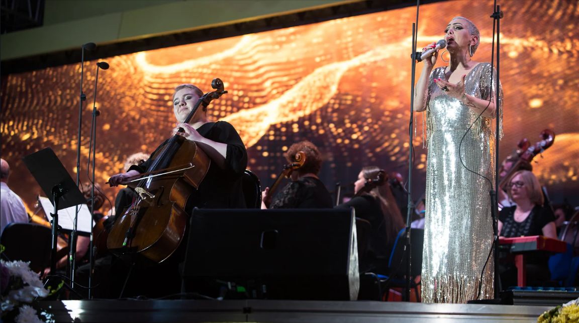 фото: Дирижер с бас-гитарой и «Всё идет по плану» в исполнении симфонического оркестра: в Омске отгремел «Симфобаттл»