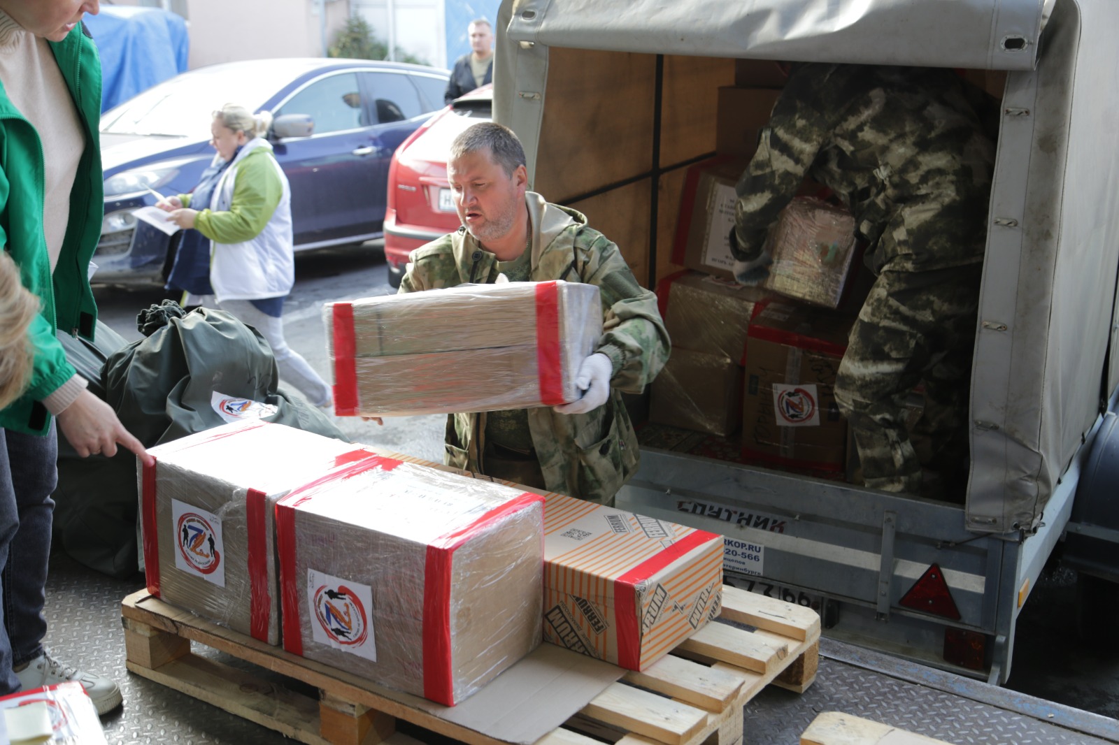 фото: Свердловчане отправили более 3,5 тонн гуманитарного груза в Макеевку и Донецк