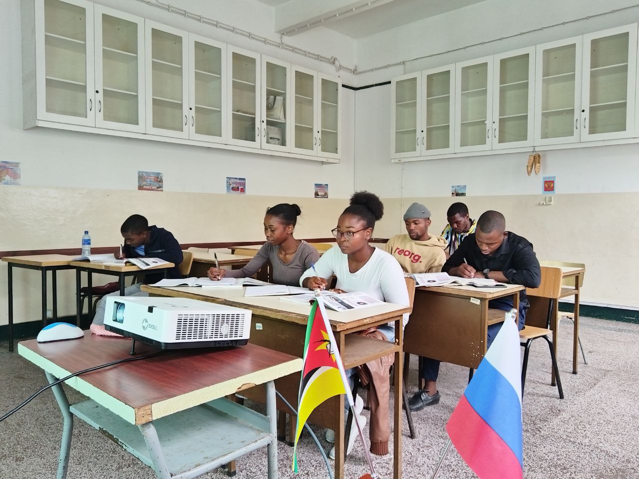 фото: В Мозамбике продолжаются занятия по обучению русскому языку