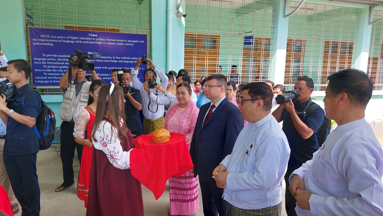 фото: В Мьянме открылся центр обучения русскому языку