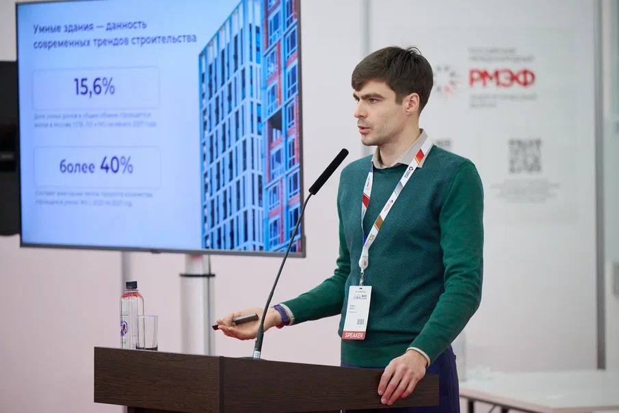 фото: Коммерческий директор «Диспетчер 24» Антон Козлов рассказал о преимуществах умных зданий на выставке «ЖКХ России – 2025»