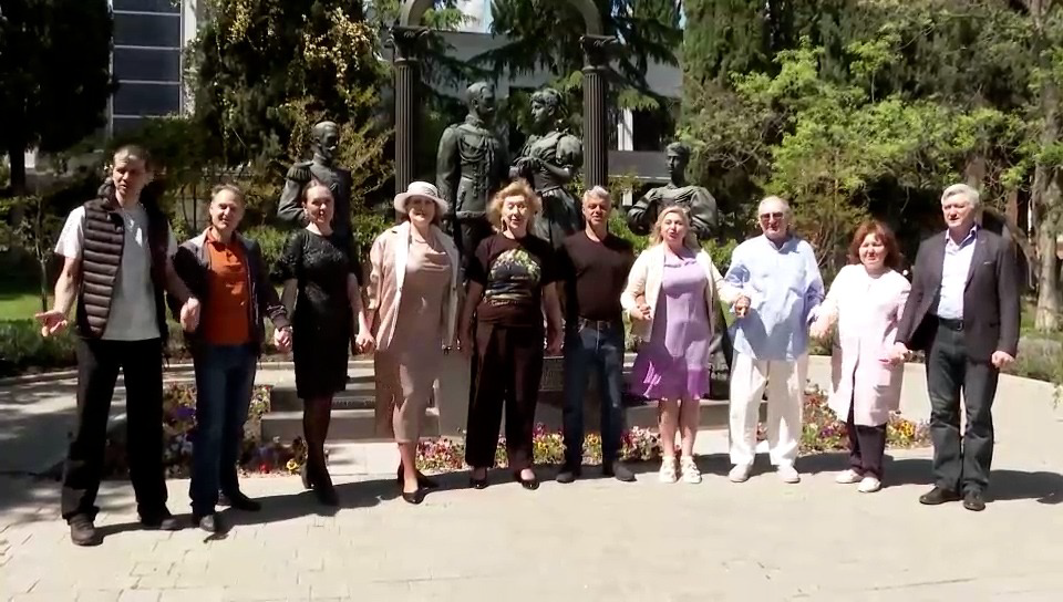 фото: В Алуште был подписан «Кодекс Дружбы» с народными дипломатами из Австрии и крымчанами- президентом БФ «Наследие Крыма»