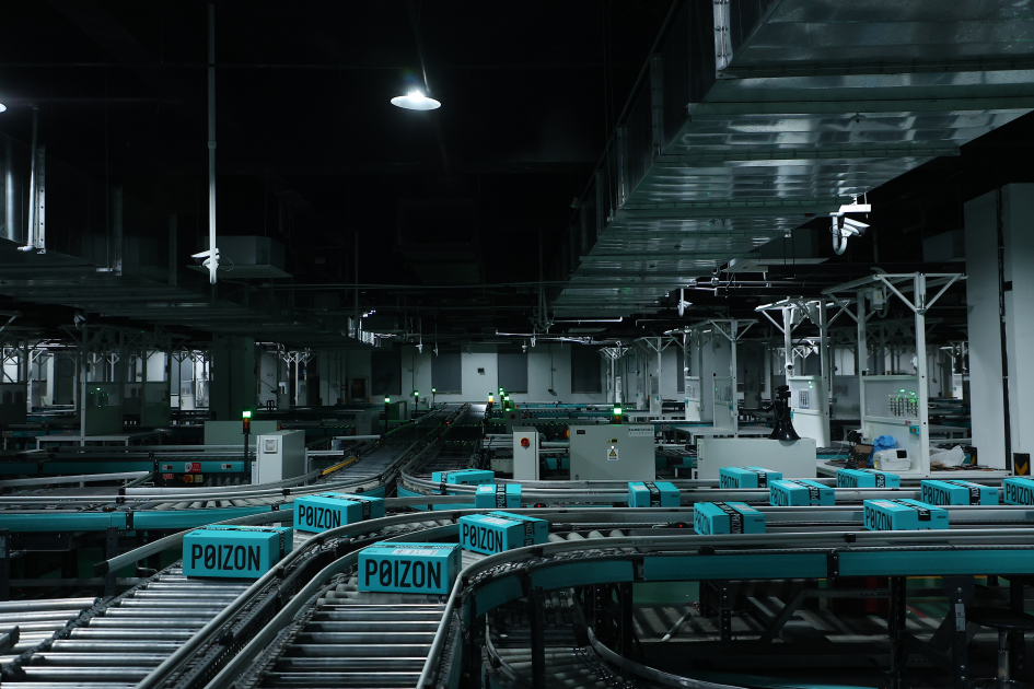 фото: ДЭВУ (POIZON) развивает локальную систему проверки подлинности товаров в России и заключает партнёрство с SOEX