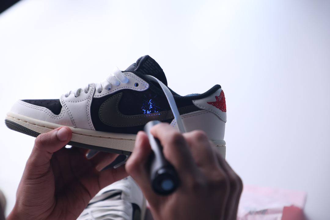 фото: ДЭВУ (POIZON) развивает локальную систему проверки подлинности товаров в России и заключает партнёрство с SOEX