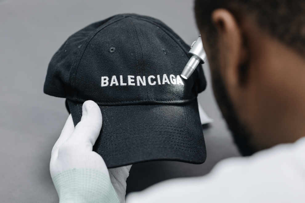 фото: ДЭВУ (POIZON) развивает локальную систему проверки подлинности товаров в России и заключает партнёрство с SOEX