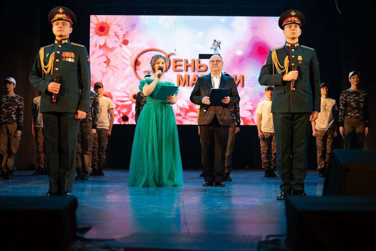 фото: В Окружном Доме Офицеров состоялось торжественное мероприятие, приуроченное ко Дню матери