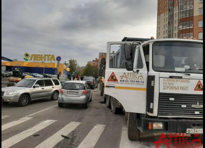 фото: Ремонт дорожного полотна в Петербурге