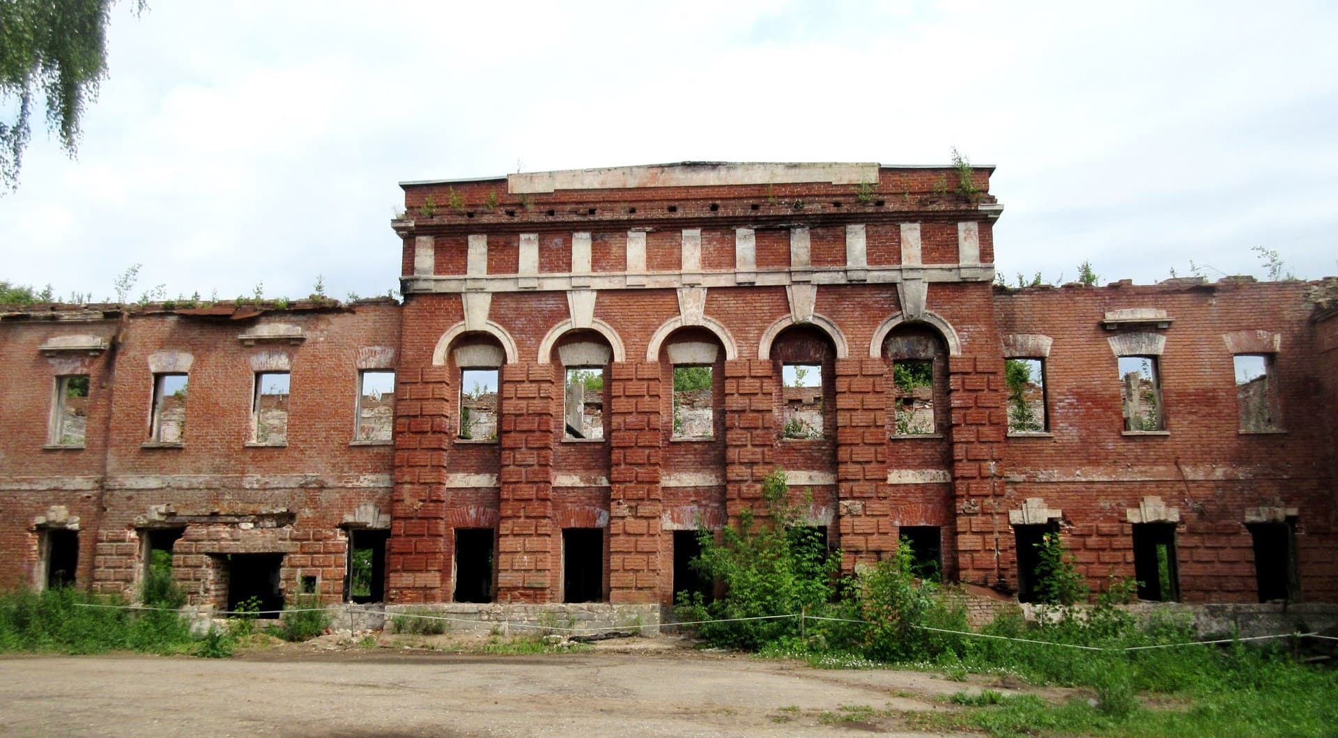 фото: Субботник на объекте культурного наследия XIX века в Павловской Слободе