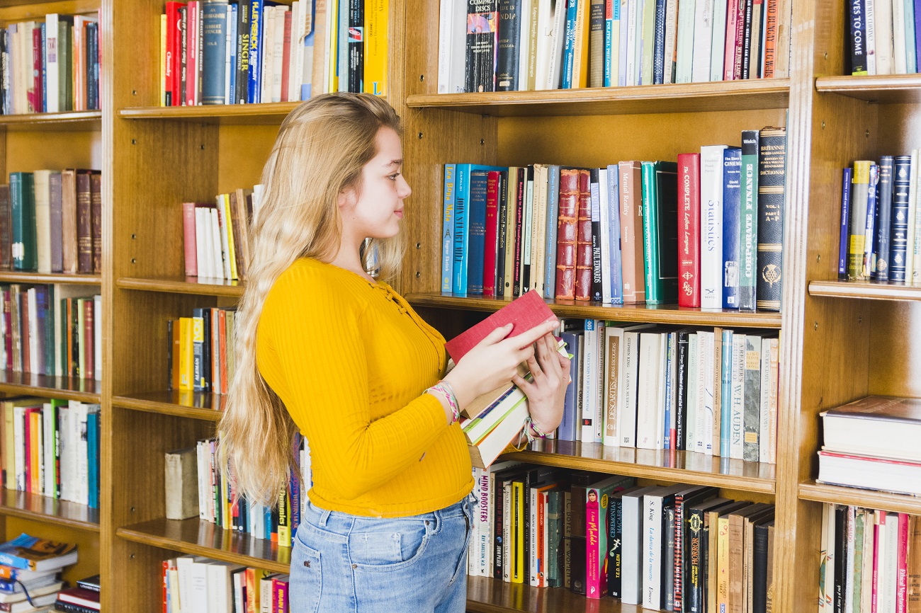фото: Книжные стеллажи для дома: как выбрать, зонировать пространство и собрать идеальную библиотеку