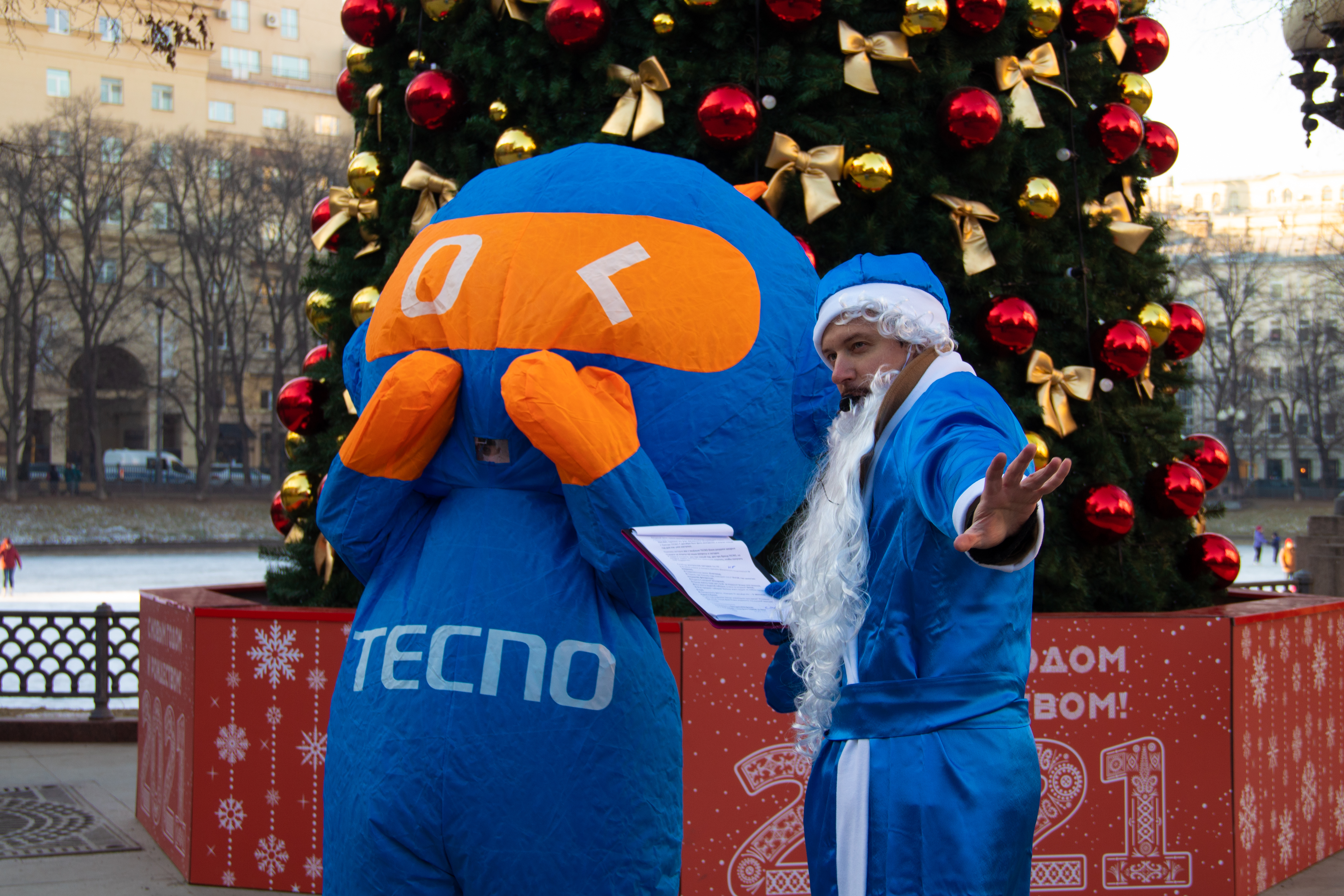 фото: В честь дня рождения TECNO Mobile Дед Мороз дарил смартфоны в центре Москвы