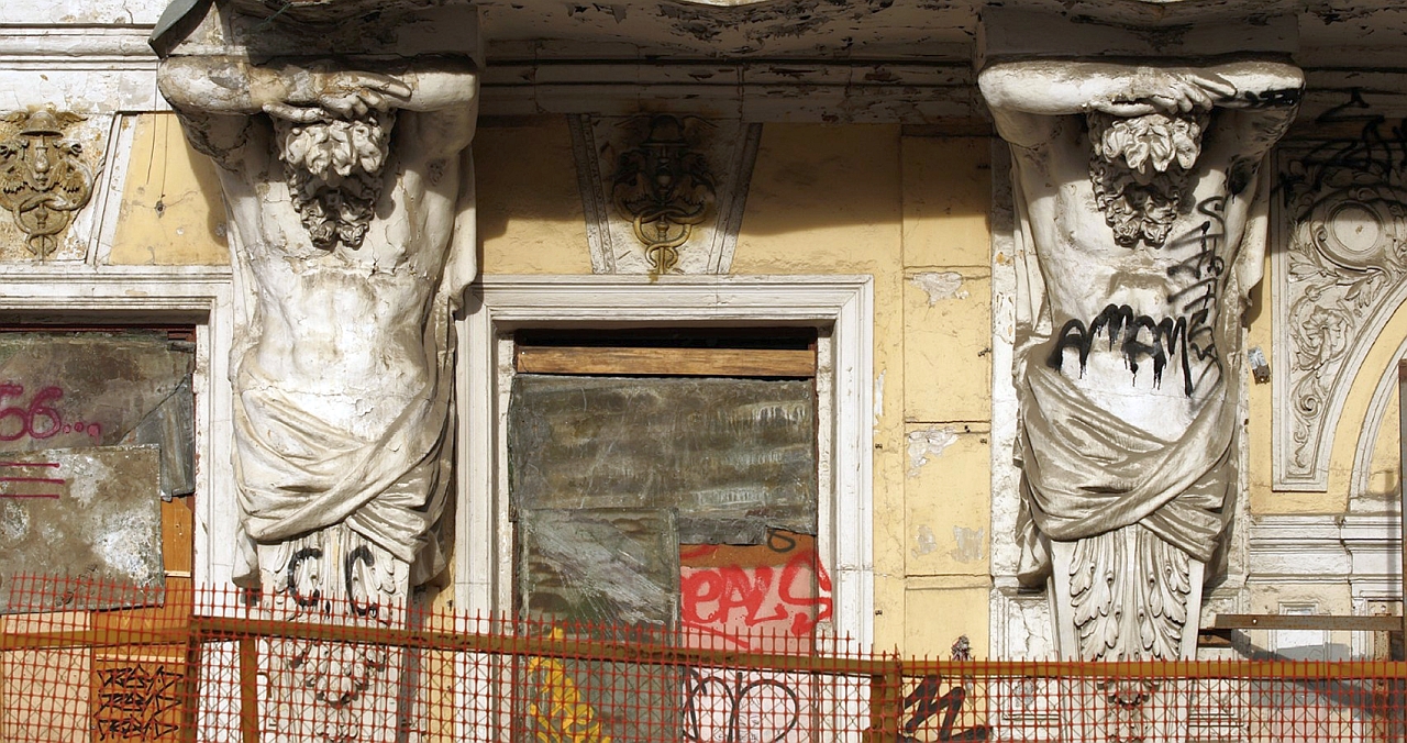фото: Отреставрированный «Дом с атлантами» заиграл «новыми красками»
