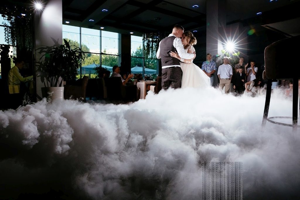 фото: Творите магию на свадьбе: доступная аренда дыма для эффектного первого танца