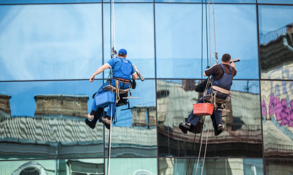 фото: Промышленный альпинизм от компании «Клинон» для мытья окон на высоте