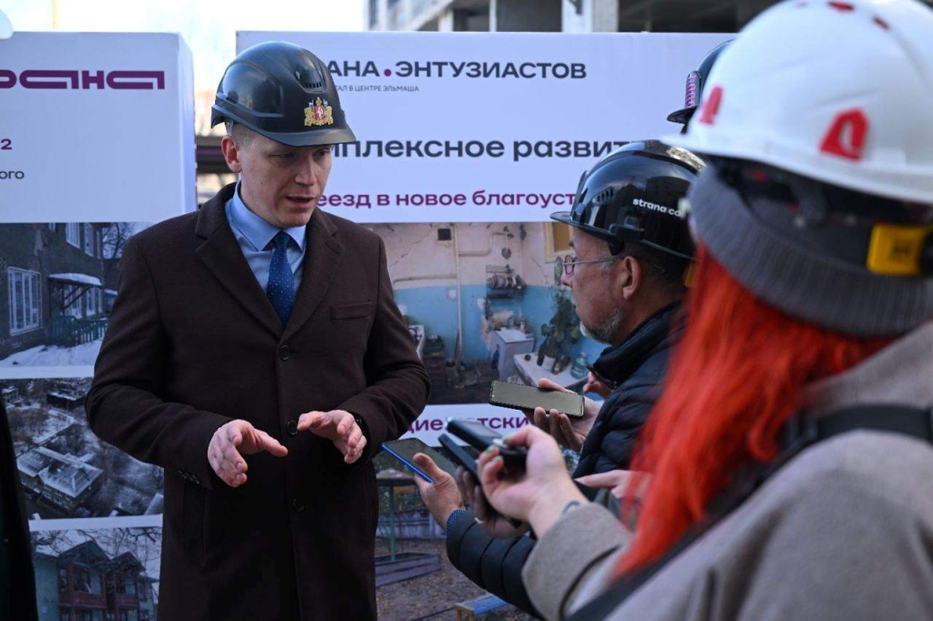 фото: Официальный визит в ЖК Страна.Энтузиастов: министр строительства Свердловской области Григорий Сурганов оценил ход строительства