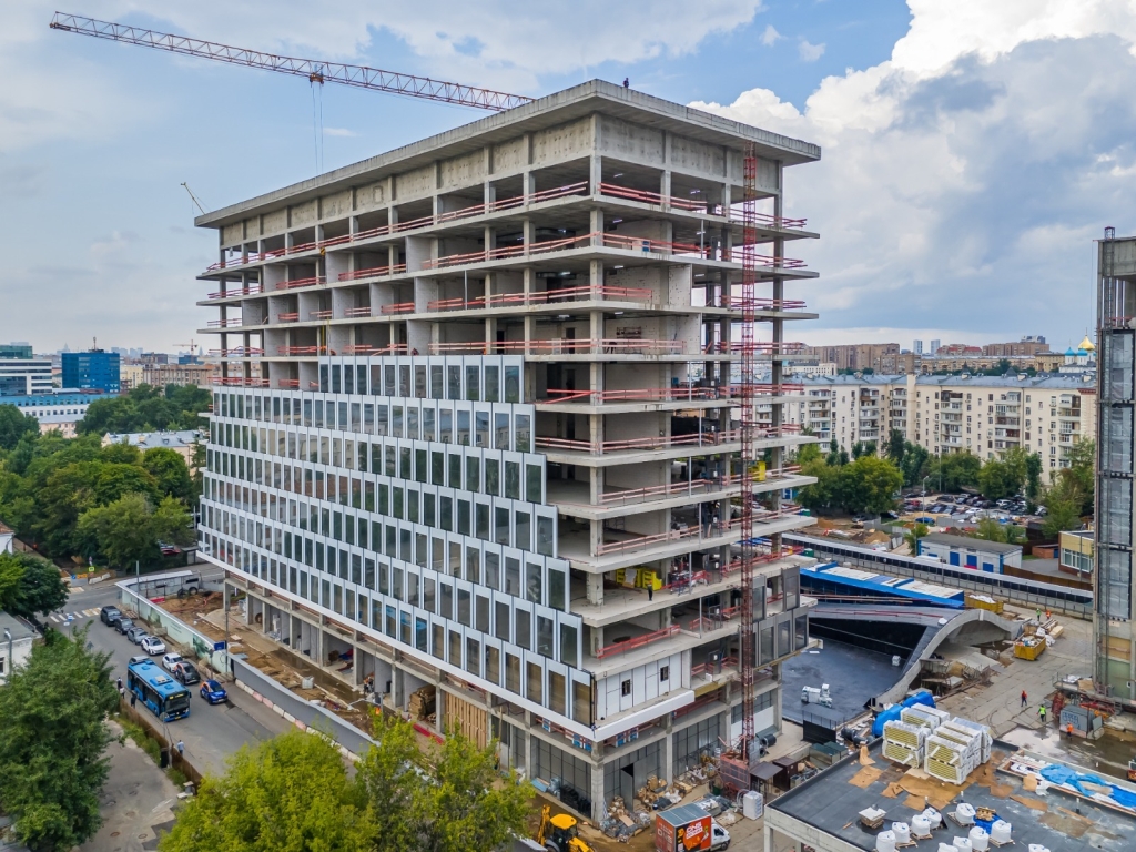 фото: В бизнес-центре OPUS началась установка фасадных модулей