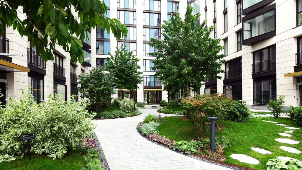 фото: 75% элитных проектов Москвы имеют собственные внутренние парки — исследование