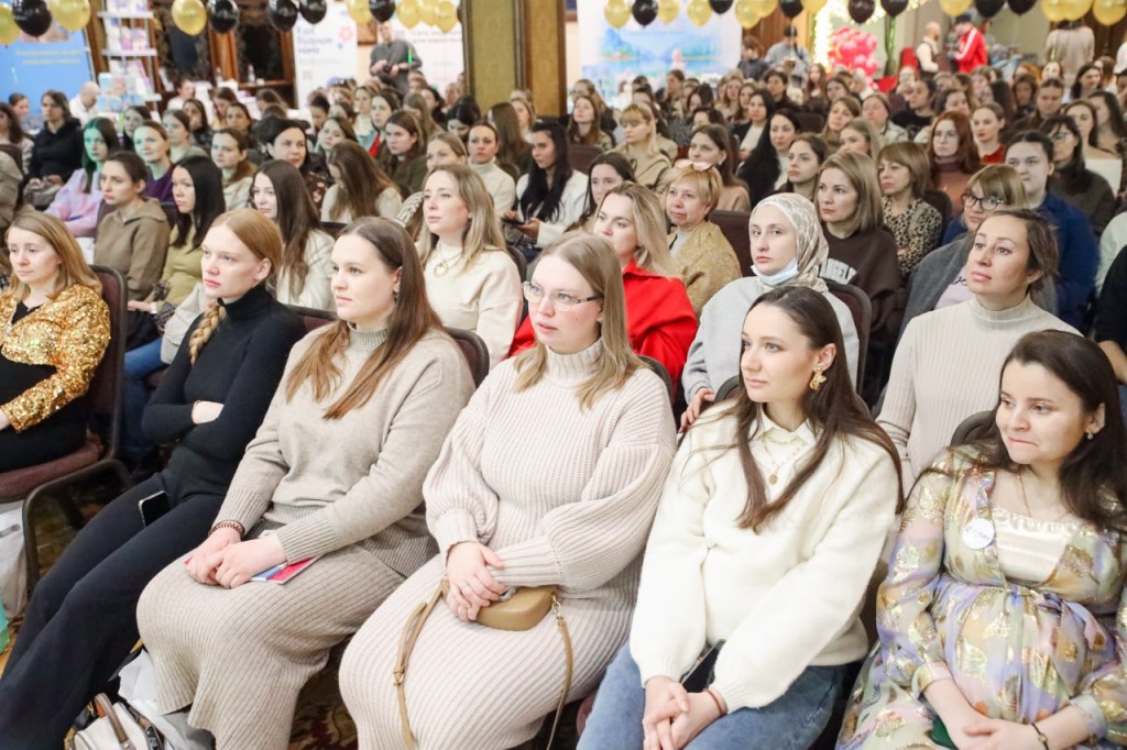 Клуб беременных и молодых мам в центре Москвы отметил юбилей компании Cybex фото: Клуб беременных и молодых мам в центре Москвы отметил юбилей компании Cybex