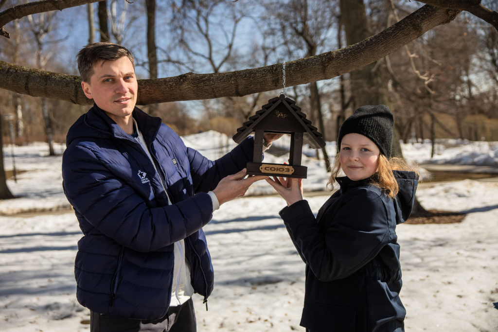 фото: В парке «Сад будущего» у ВДНХ школьники вместе с Группой Родина развесили кормушки для птиц