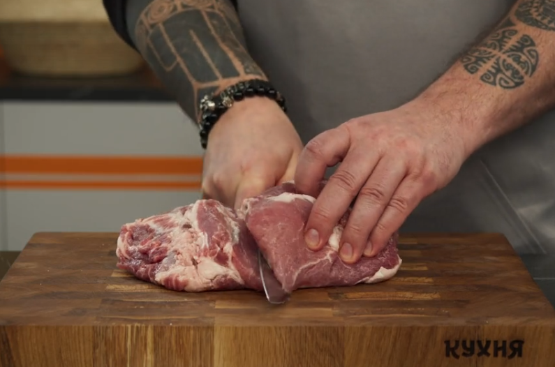 фото: На портале «Кухня.рф» опубликованы три новых рецепта шашлыка из свинины: из шейки, из грудинки и классический луковый