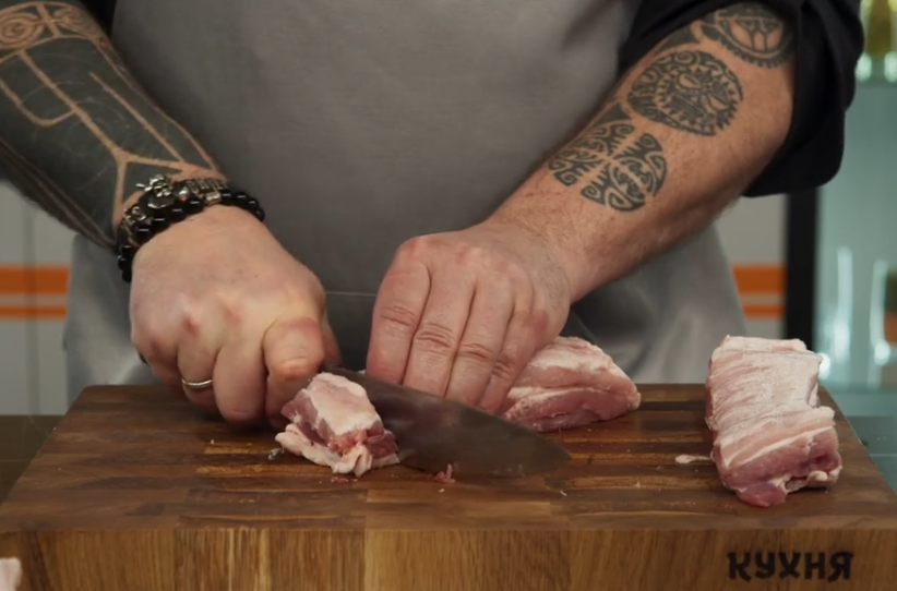 фото: На портале «Кухня.рф» опубликованы три новых рецепта шашлыка из свинины: из шейки, из грудинки и классический луковый