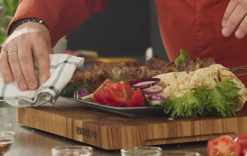 фото: На портале «Кухня.рф» опубликованы три новых рецепта шашлыка из свинины: из шейки, из грудинки и классический луковый