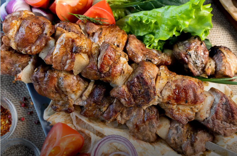 фото: На портале «Кухня.рф» опубликованы три новых рецепта шашлыка из свинины: из шейки, из грудинки и классический луковый